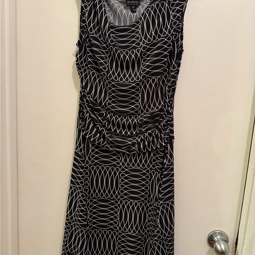 💚💚💚 Studio Black and White Swirl Midi Dress